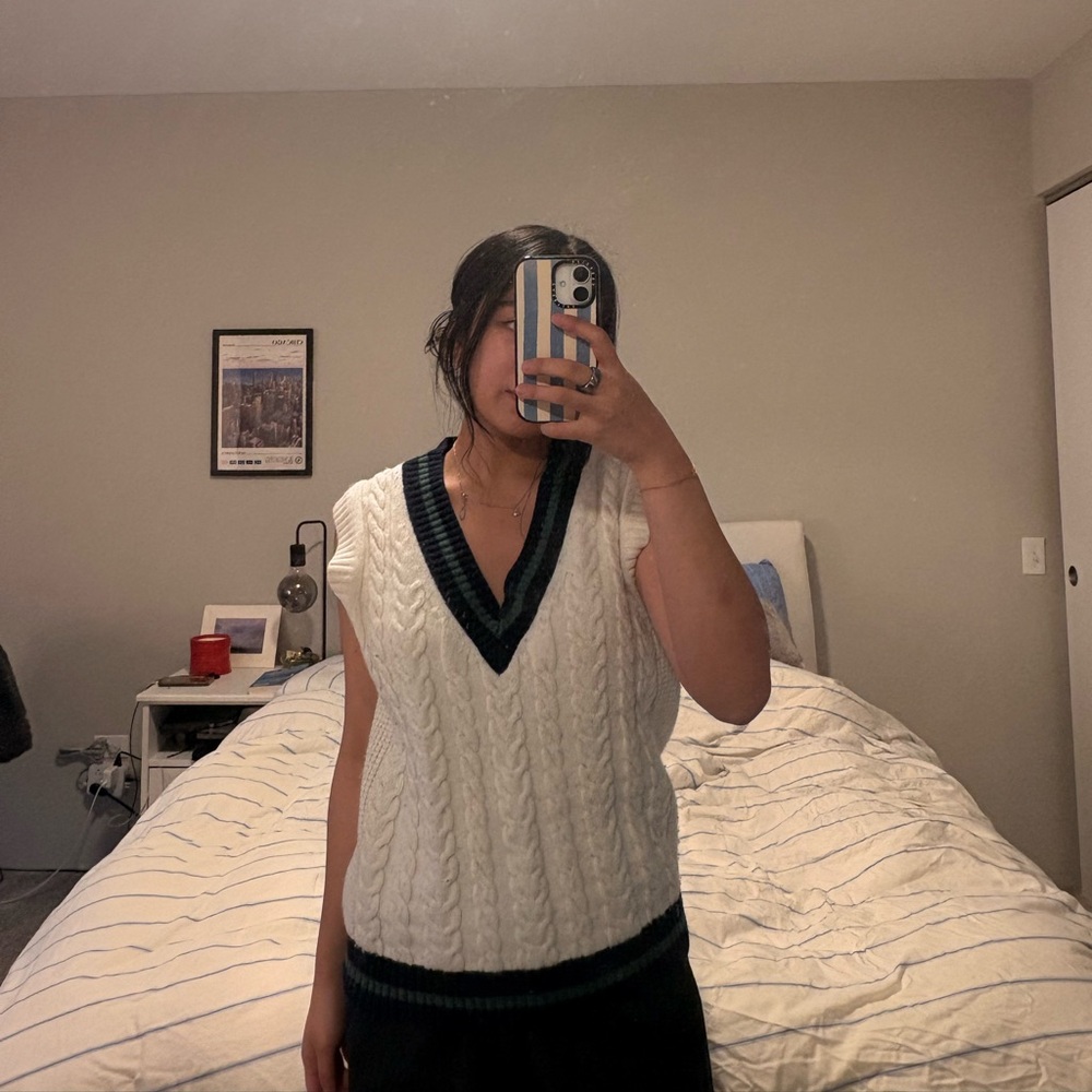 Aritzia  v neck vest